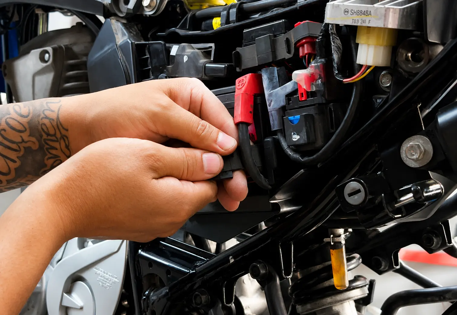Profissional realizando manutenção especializada em uma motocicleta